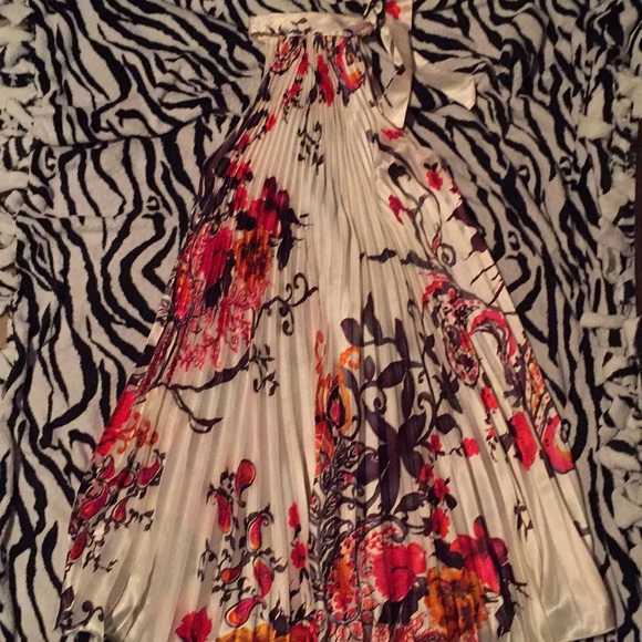 Dress 💁🏾♀️ - Picture 1 of 2